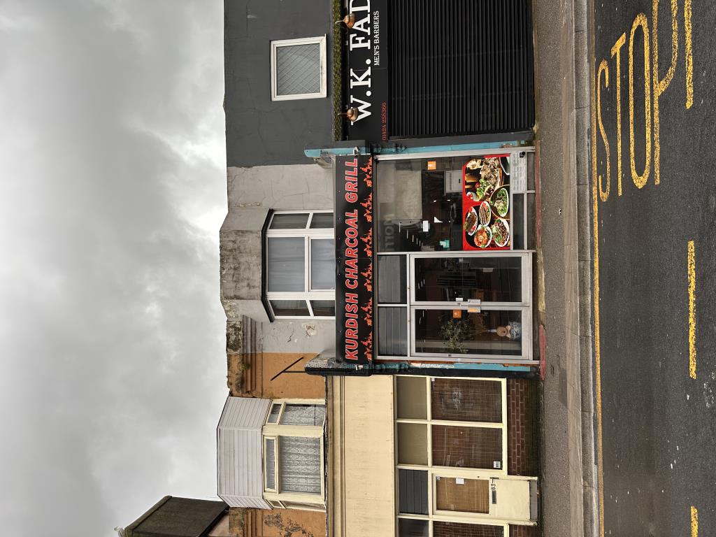 Lot: 53 - TOWN CENTRE COMMERCIAL OPPORTUNITY - Mid terrace commercial building with glazed frontage